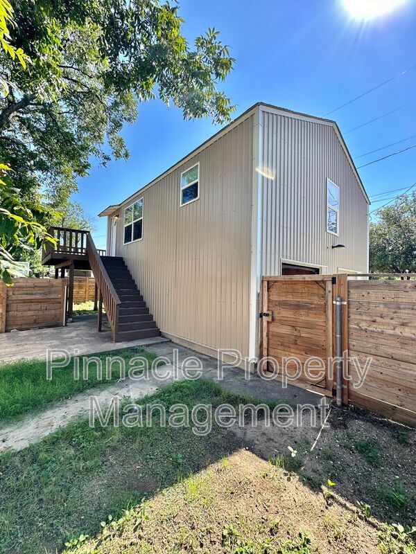 Primary Photo - 1807 San Antonio St
