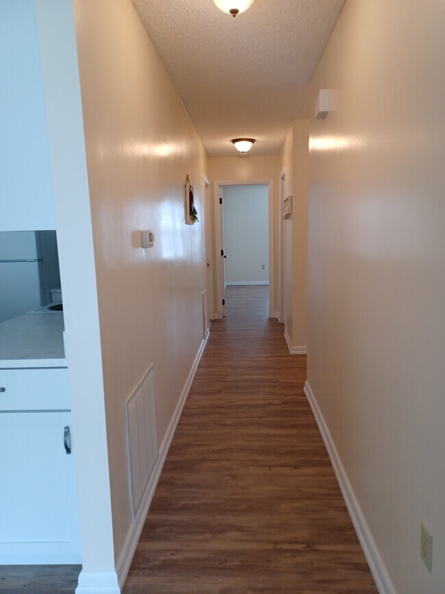Building Photo - 582 Moull St