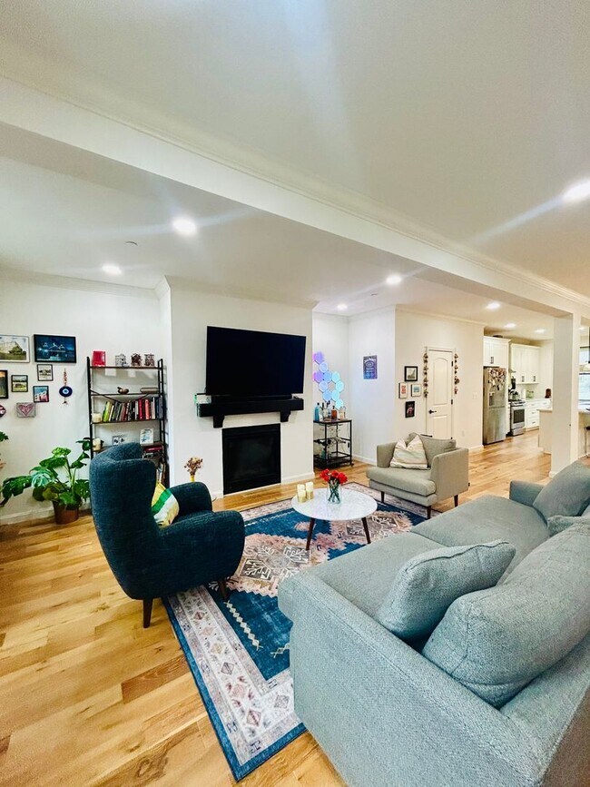 Building Photo - Available Now! 4 Bedroom 3.5 Bath Townhome...