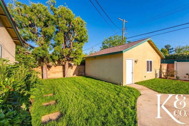 Building Photo - Charming 3-Bedroom Home with Pool in Prime...