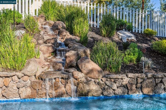 Building Photo - 521 El Pintado Rd