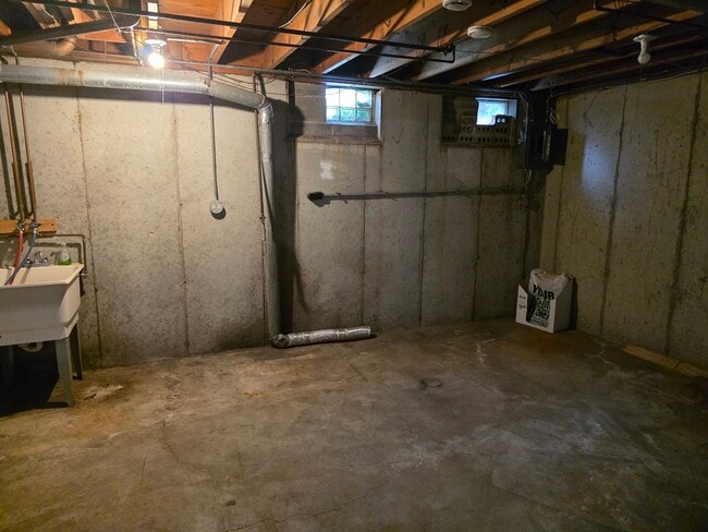 Building Photo - 336 Lilac Ln
