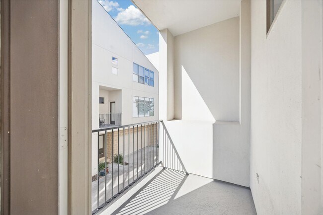 Building Photo - 5313 Lillian St