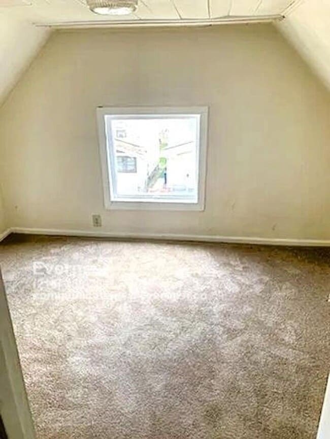 Building Photo - Charming 2-Bedroom Duplex in a Convenient ...