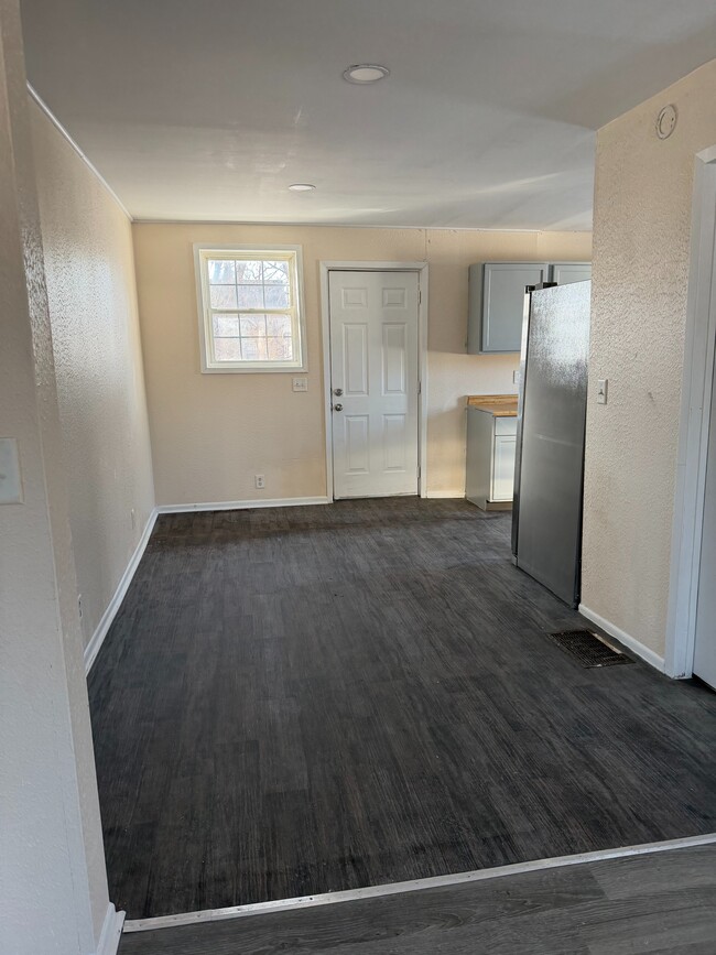 Building Photo - 458 S Float Ave