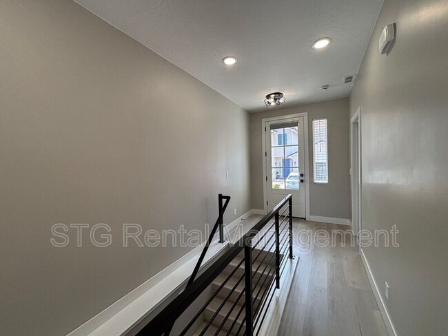 Building Photo - 840 Twin Lakes Dr