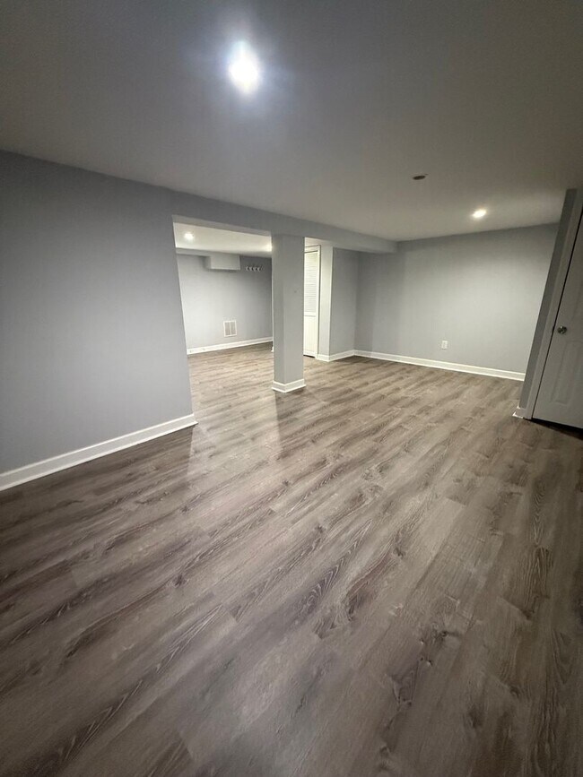 Building Photo - 3 Bedroom House with Many Amenities in Roc...