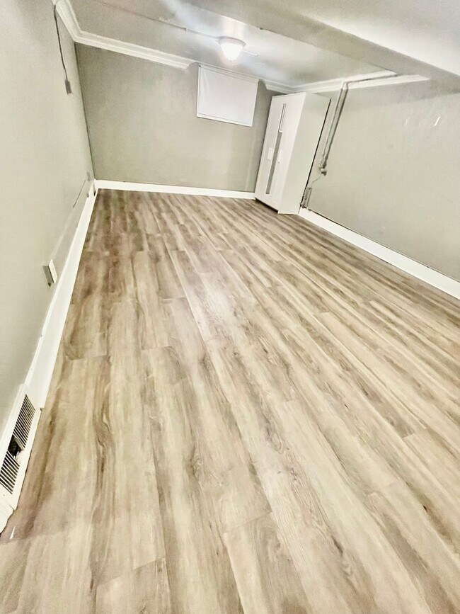 Building Photo - This beautiful 3-bedroom (2 conforming and...