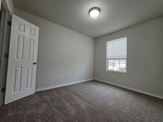 Building Photo - Town home for rent