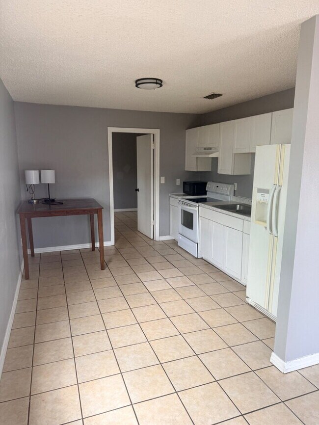 Building Photo - Coming Soon — 3BR/2BA Bradenton Rental · Available Mid-May