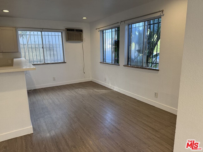 Building Photo - 1505 S Dunsmuir Ave