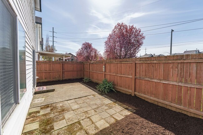Building Photo - Comfortable 3-Bedroom Townhouse with A/C, ...