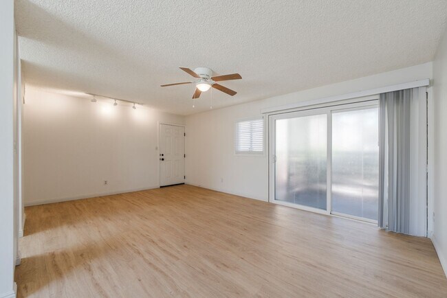 Building Photo - Beautiful remodeled 2 bed 2 bath townhome ...