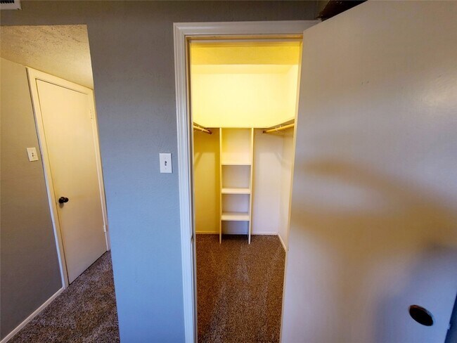 Building Photo - 10248 Regal Oaks Dr