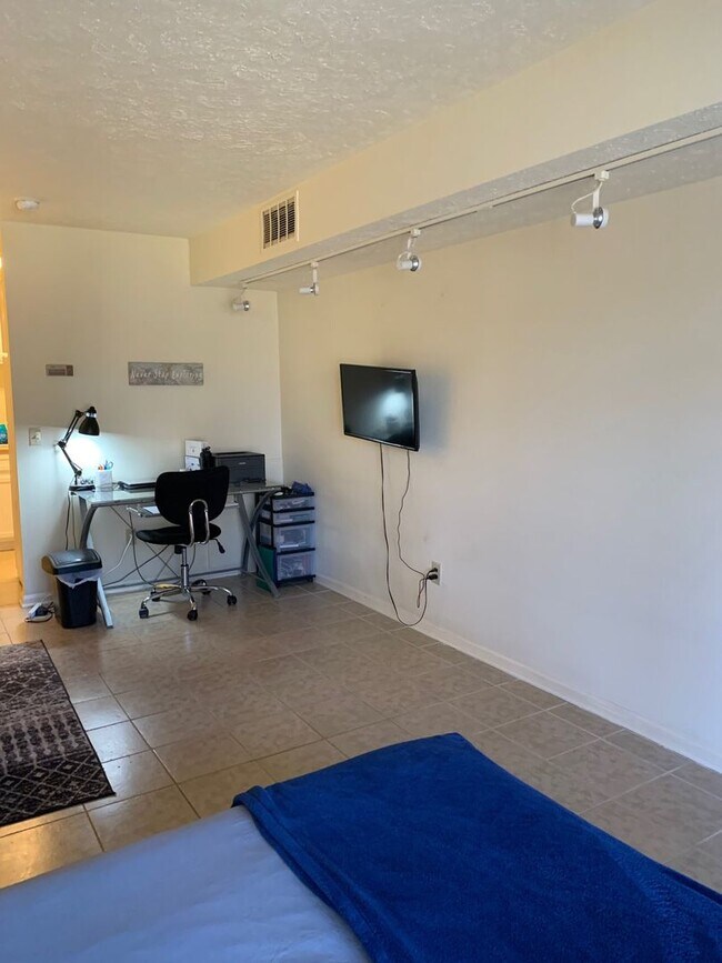 Building Photo - 1402 University City Blvd