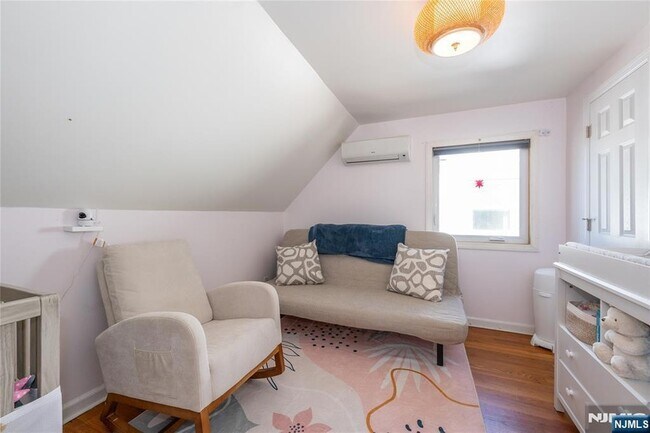 Building Photo - 16-15 Well Dr