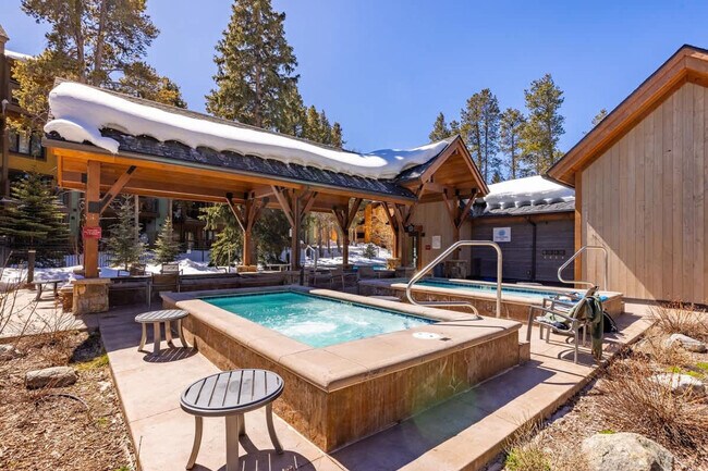 Building Photo - 815 Columbine Rd