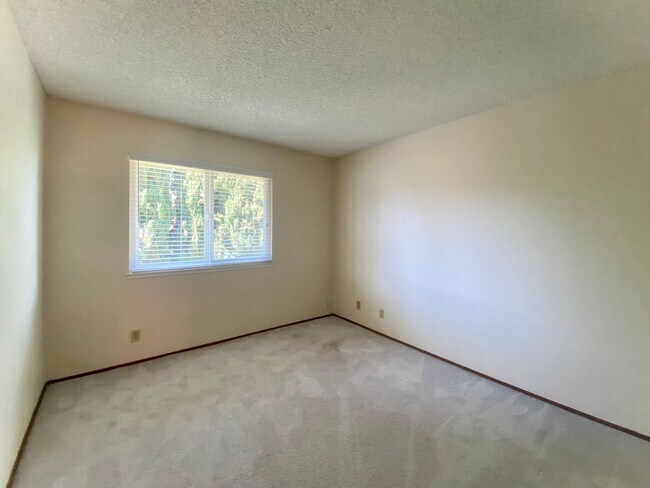 Building Photo - Spacious 4-bedroom home with Bonus Loft located in Union City! – Beautiful Backyard!