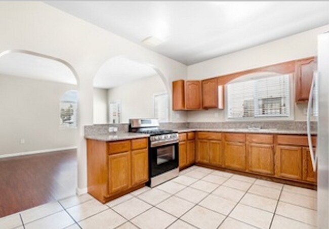 Building Photo - 3028 Edgehill Dr