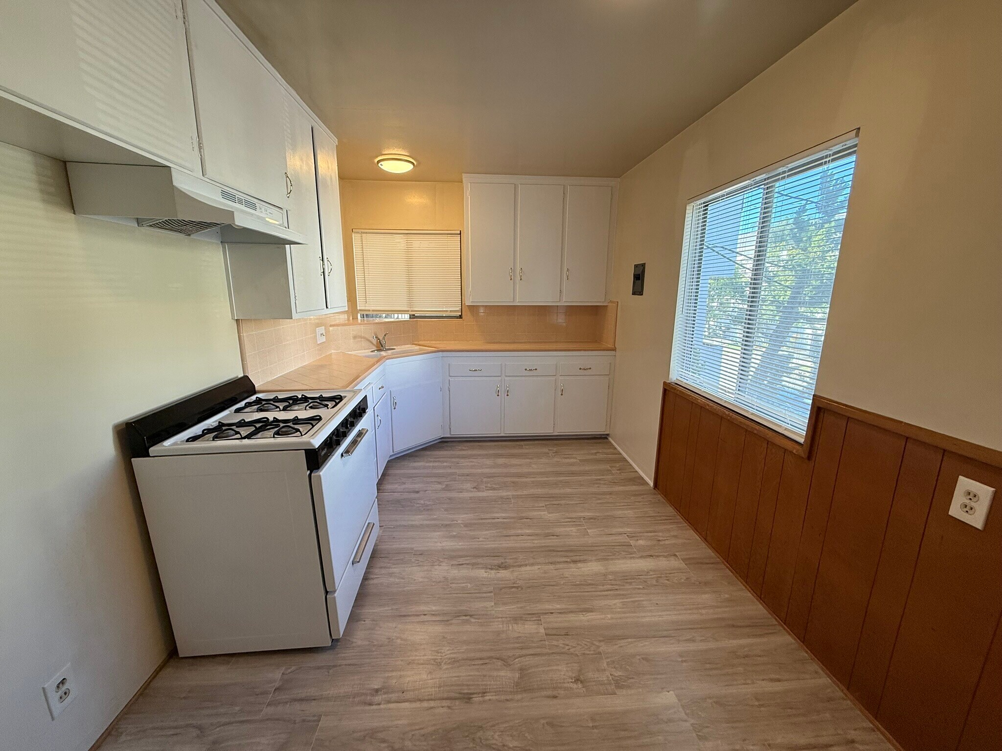 Building Photo - 330 E Fairview Ave