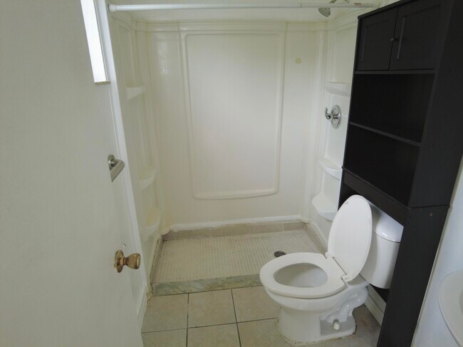 Building Photo - 1204 Linmoor Cir NE