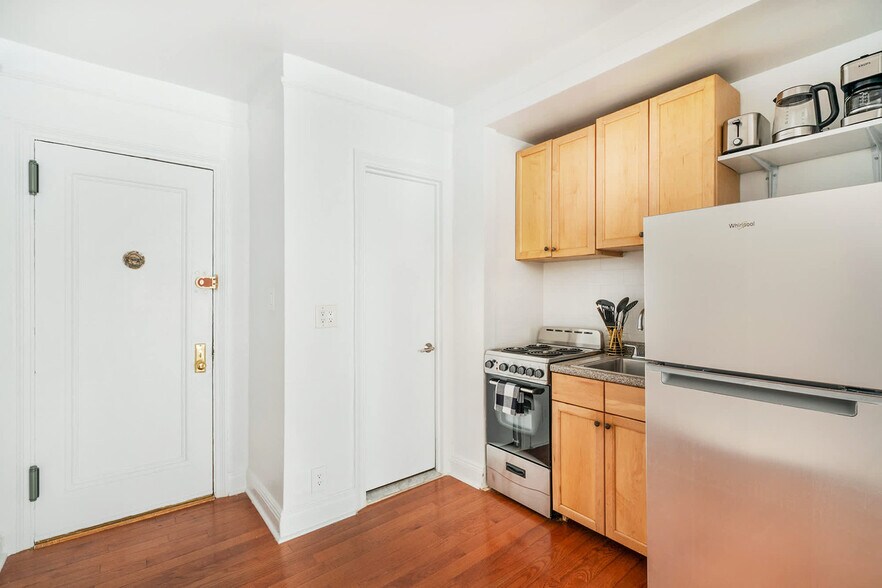 Building Photo - 444 W 48th St