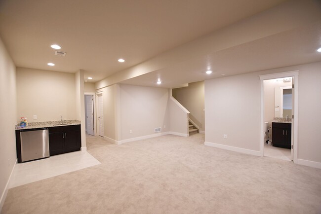 Building Photo - Main Floor Primary Bedroom!