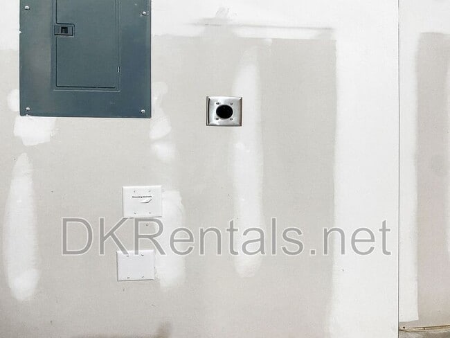 Building Photo - 2650 Quarterdeck Dr