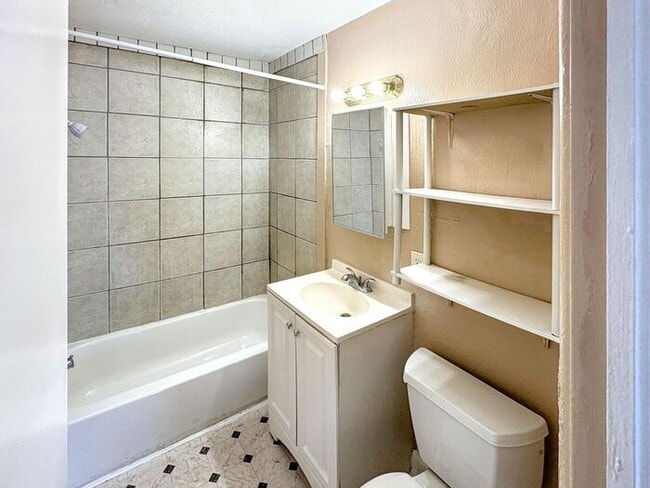 Building Photo - Charming 2-Bedroom Home in St. Petersburg'...