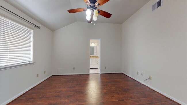 Building Photo - 806 N Willow Dr