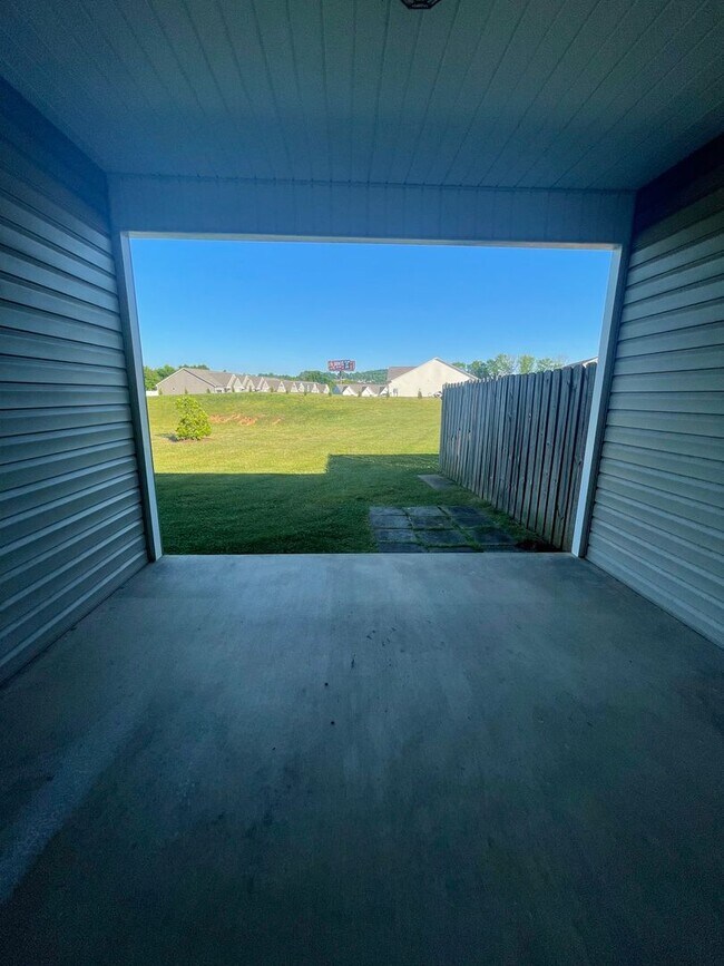 Building Photo - 2 Bedroom Ranch-Style Townhouse – One-Level Living at Its Best!