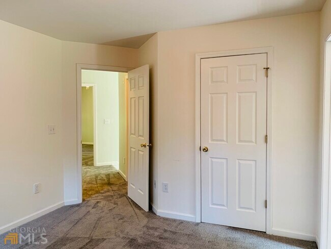 Building Photo - 752 Reeves Lake Dr SW