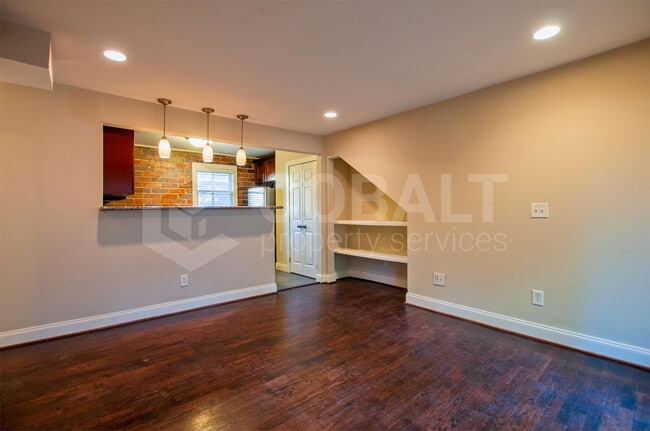 Building Photo - 626 Irwin St NE