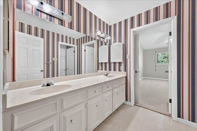 Building Photo - 5305 Greenbriar Dr