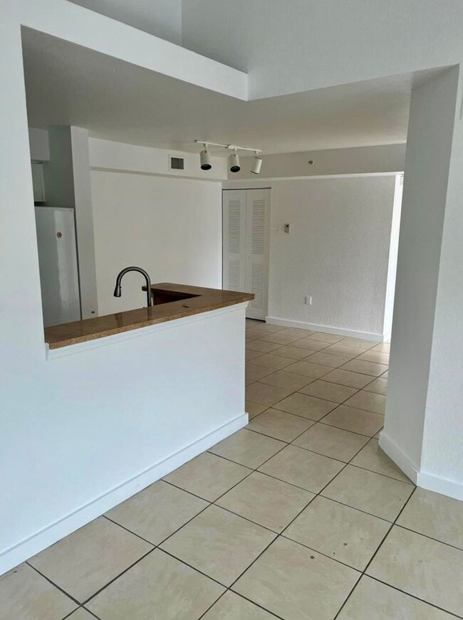 Building Photo - Beautiful 3-bedroom, 2-bath condo in Vista Trace