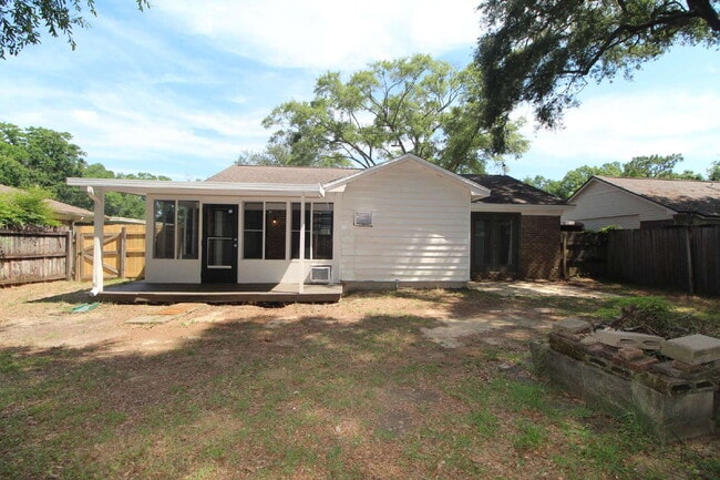 Building Photo - Updated 3/2 Brick Home in Northeast Pensac...