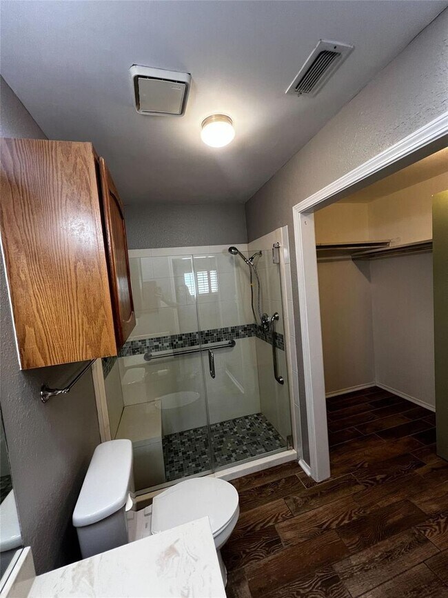 Building Photo - Awesome move in Ready Home!!