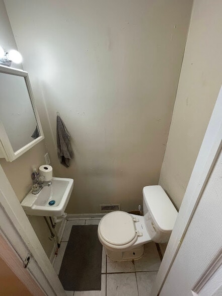Bathroom - 1806 N Gratz St
