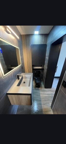 Building Photo - 7009 Kingsbury Cir