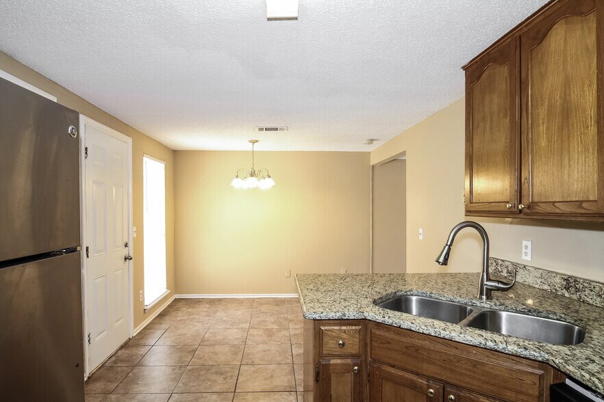 Building Photo - 2110 Westmore Dr