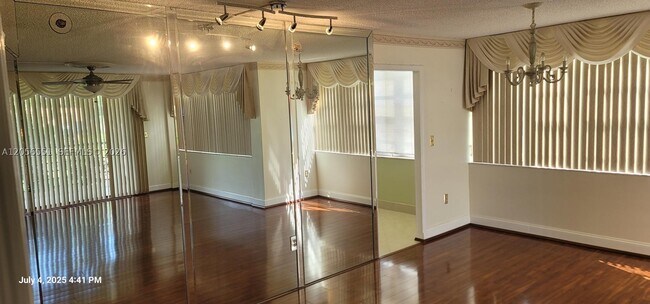 Building Photo - 1300 St Charles Pl