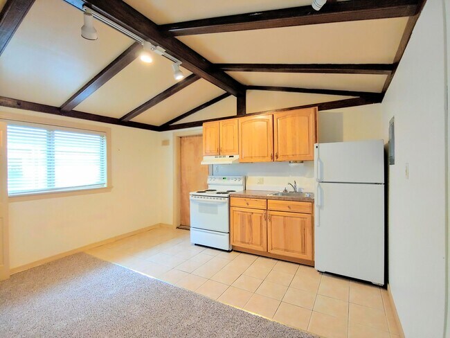 Building Photo - 258 E Newton St