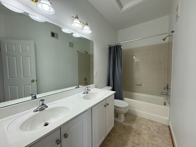 Building Photo - Stunning 3 Bed 2.5 Townhome In Amenity-Ric...