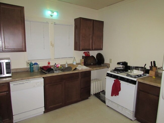 Building Photo - Spacious Madison 5-Bedroom with Yard, Park...