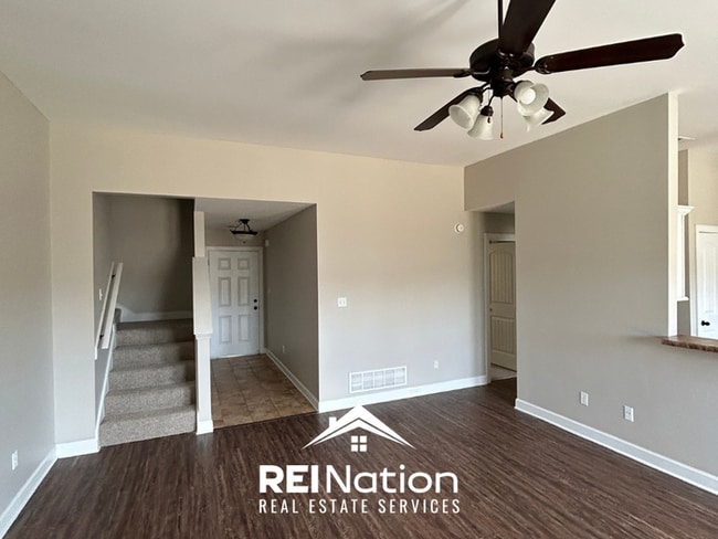 Building Photo - SOUTHAVEN STUNNER! 3BR/2BA | Vaulted Ceilings & Fireplace | Fenced Yard!