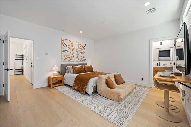 Building Photo - 3028 Lamar St