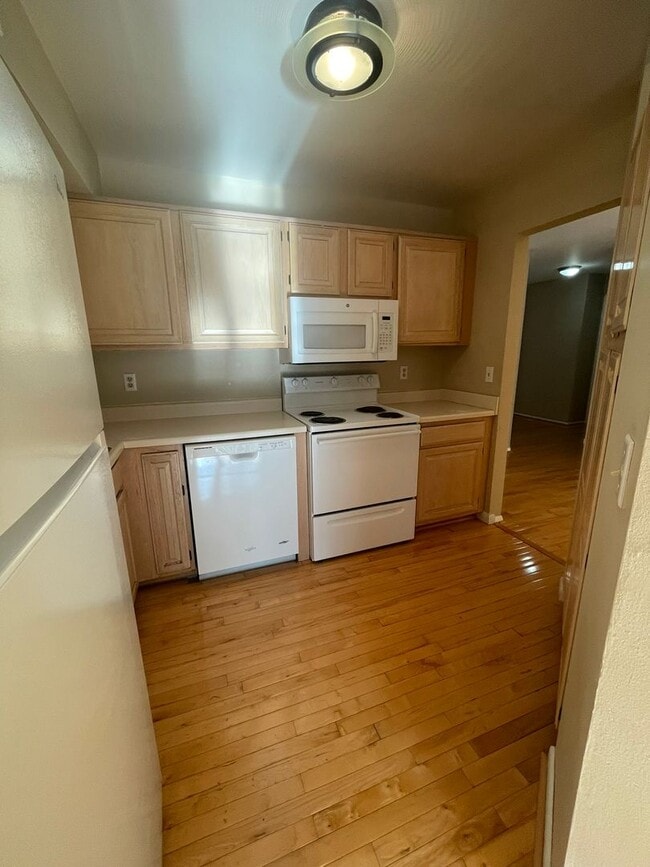 Building Photo - Three Bedroom Two Bath Condo | Laundry, Parking, & Central AC
