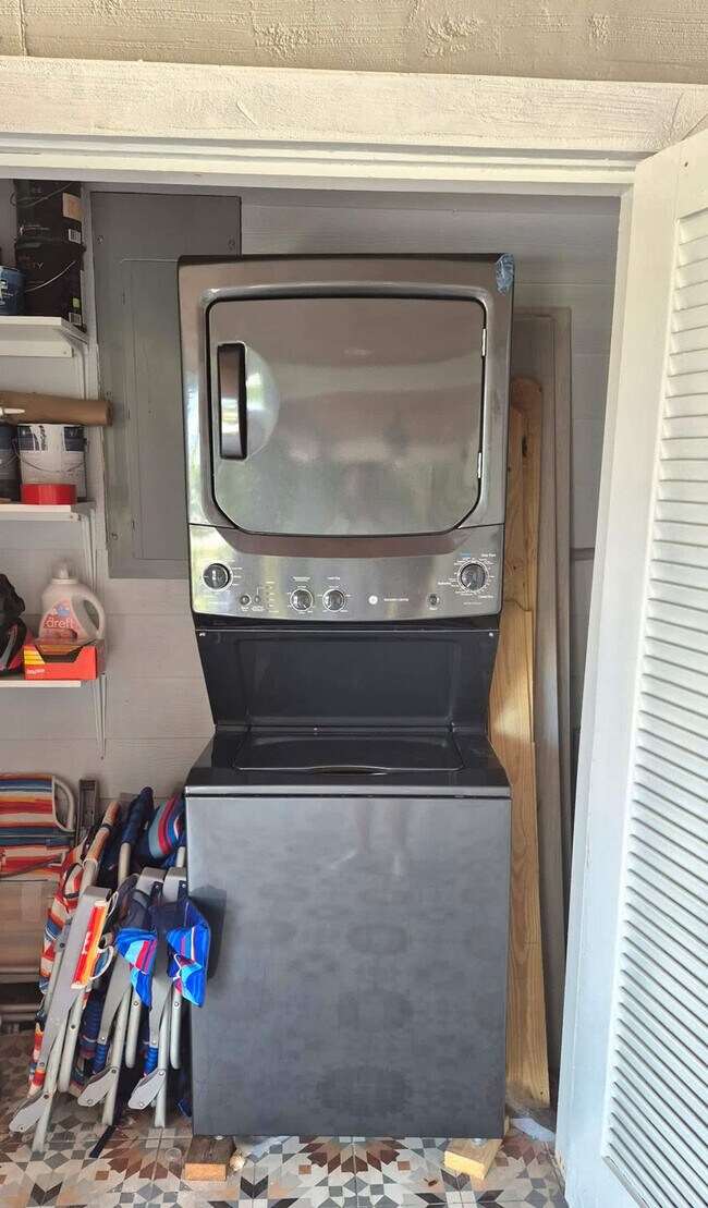 Building Photo - 613 Fern St