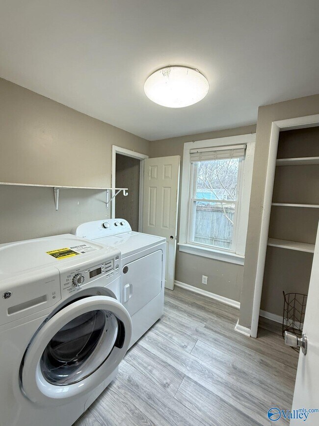 Building Photo - 1507 McCullough Ave NE