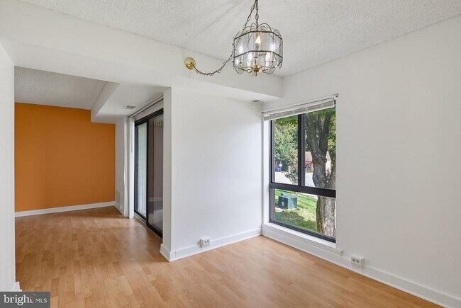 Building Photo - 5911 Tamar Dr